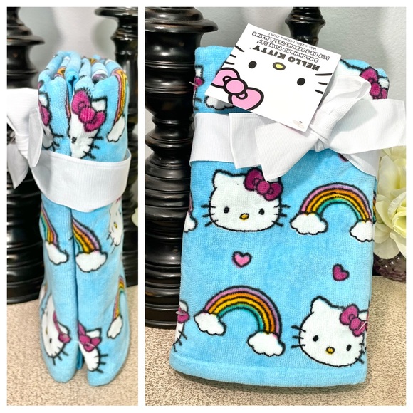 NWT Set of 2 HELLO KITTY Hand Towels - Picture 1 of 6